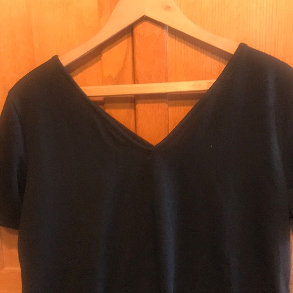 Fahionable  shirt with cross cross design - Picture 3 of 4